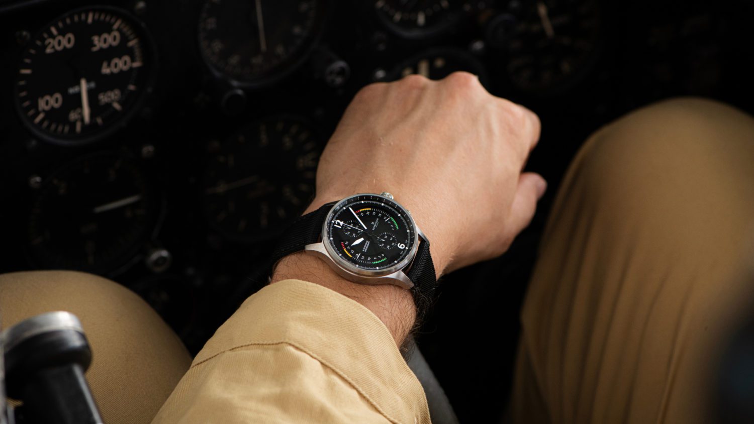 Introducing the RESERVOIR AIRFIGHT Chronograph, celebrating the legendary P-51 Mustang warbird with a purely operational dial watch. Featuring a Bi-Retrograde display and telemeter scale, it’s a must-have for sky conquerors!