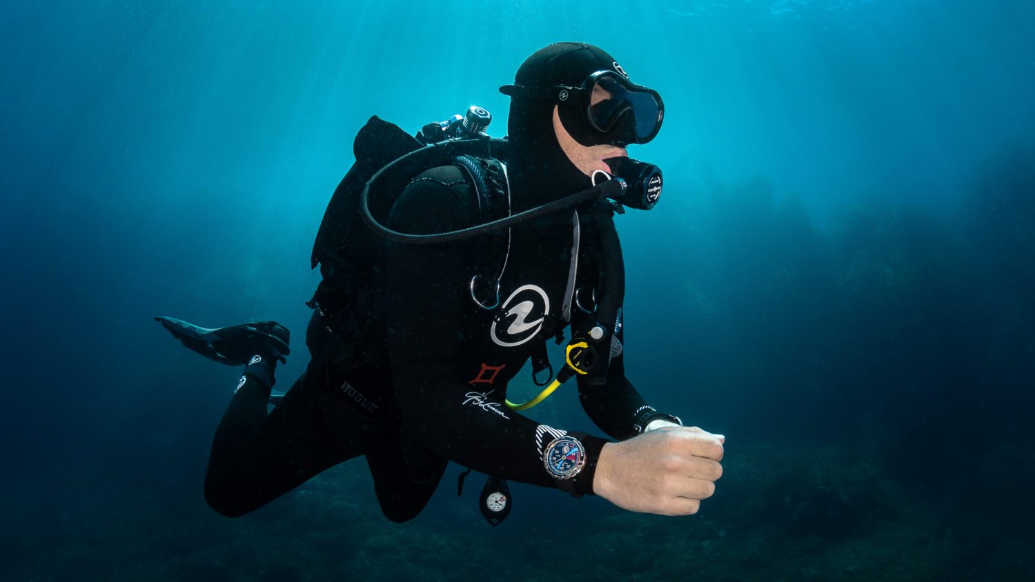 Découvrez le monde caché sous la surface avec la montre RESERVOIR HYDROSPHERE !
Fidèle aux exigences techniques des montres de plongée, la collection se distingue par un design original avec une aiguille unique sur le cadran !